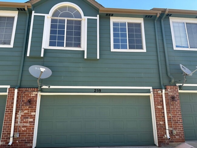 Building Photo - Make this refreshed townhome your own!
