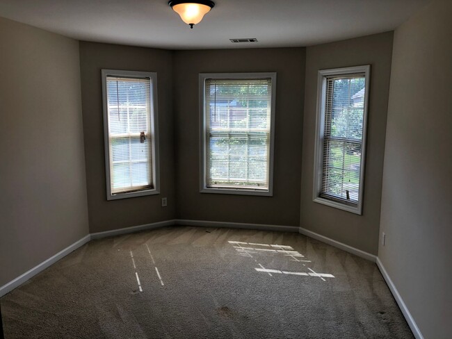 Building Photo - Beautiful 5 Bed 4 Bath Home in Heart of Co...