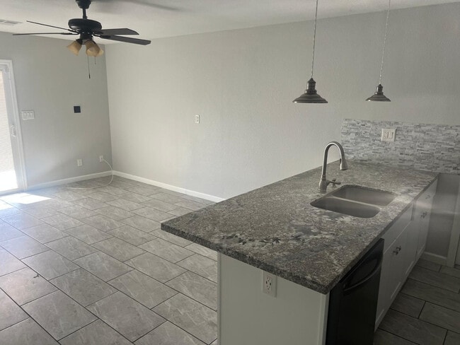 Building Photo - 5406 S Hazelton Ln