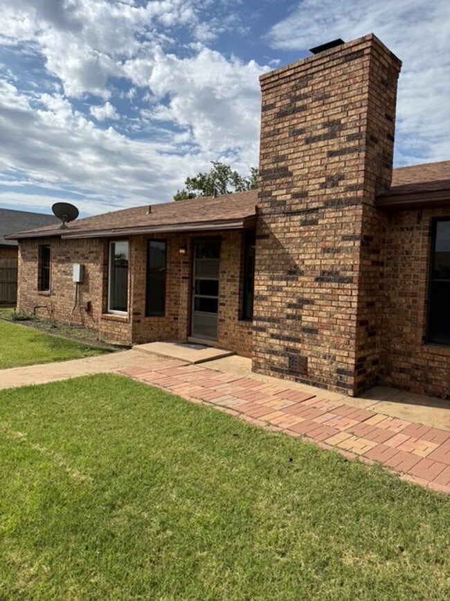 Building Photo - Updated 3-2-2 in Northwest Lubbock Near TC...