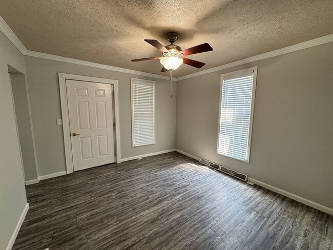 Building Photo - Charming 3-Bedroom Home with Outdoor Space
