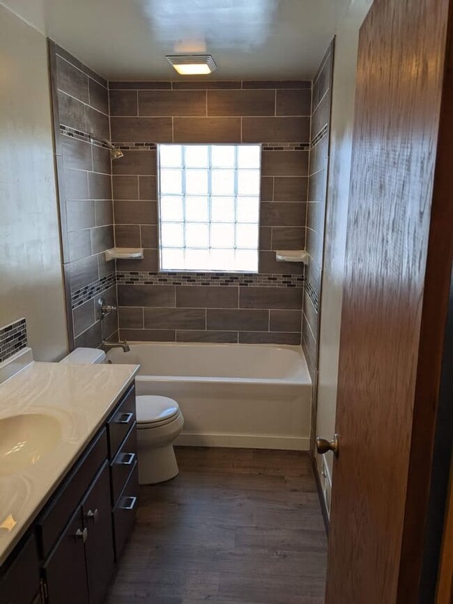 Building Photo - House For Rent