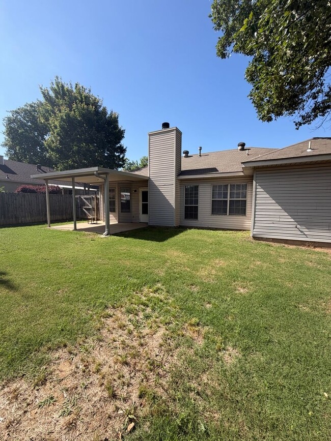 Building Photo - 102 Plumdale Dr