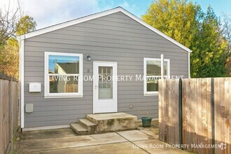 Building Photo - Woodlawn Two Bedroom ADU with Private Yard!