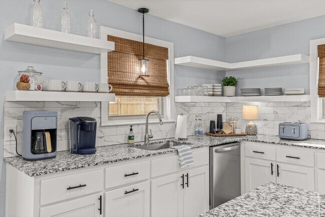 Building Photo - 201 N Dogwood St