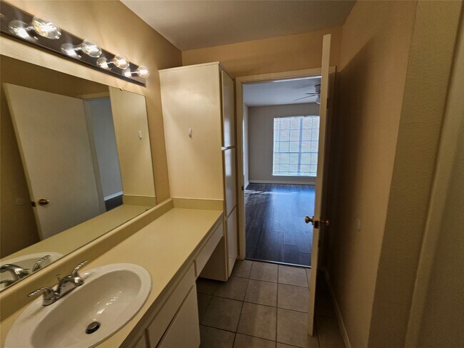 Building Photo - 2626 Holly Hall St