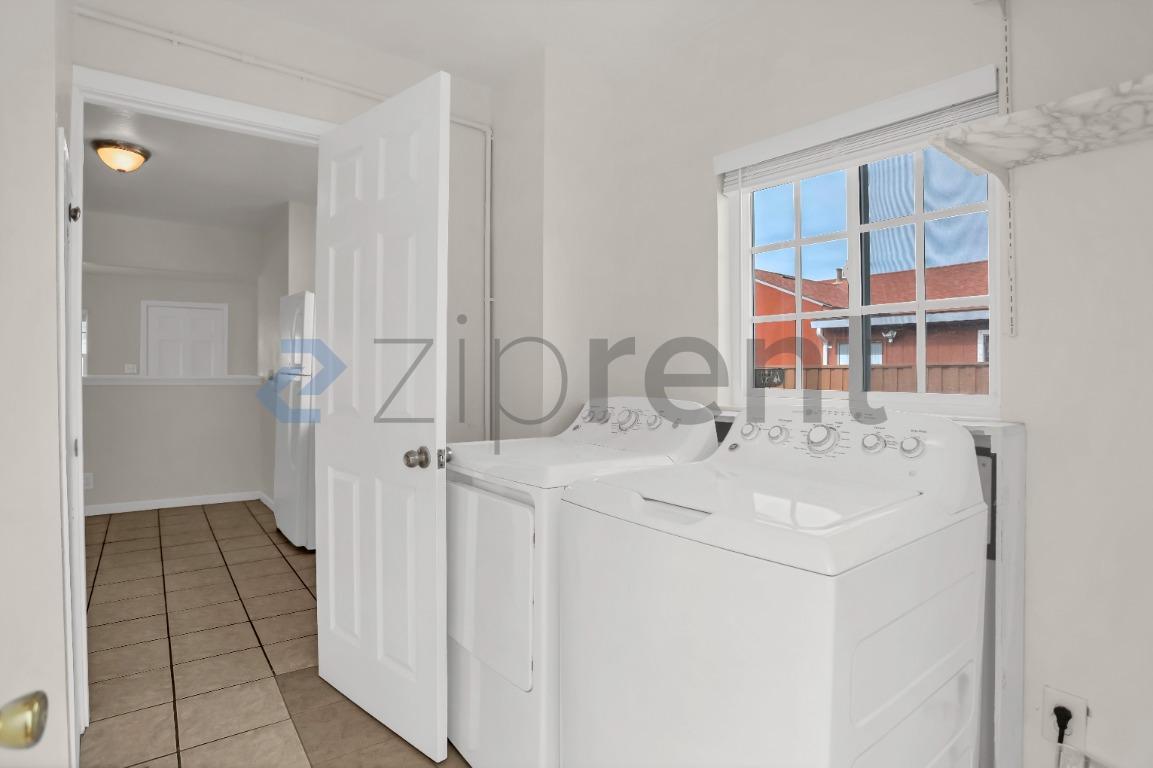 Building Photo - Unit