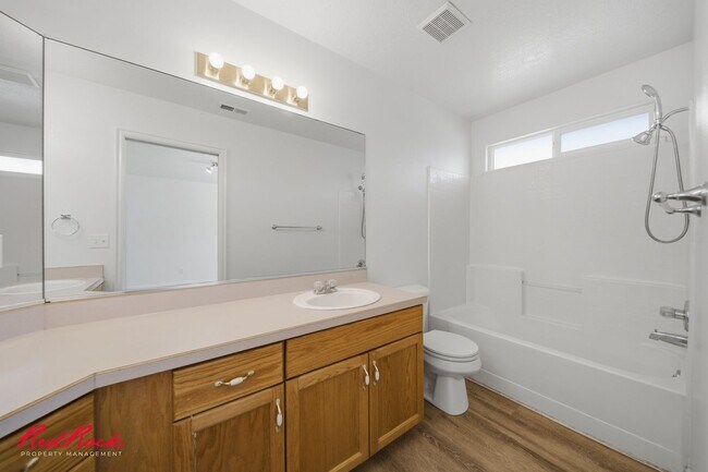 Building Photo - Newly Updated and Move-In Ready 3 bedroom Townhome!