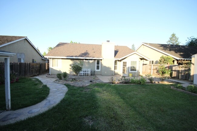 Building Photo - Charming 3Br/2BA/ 1444SF Available Now! Te...