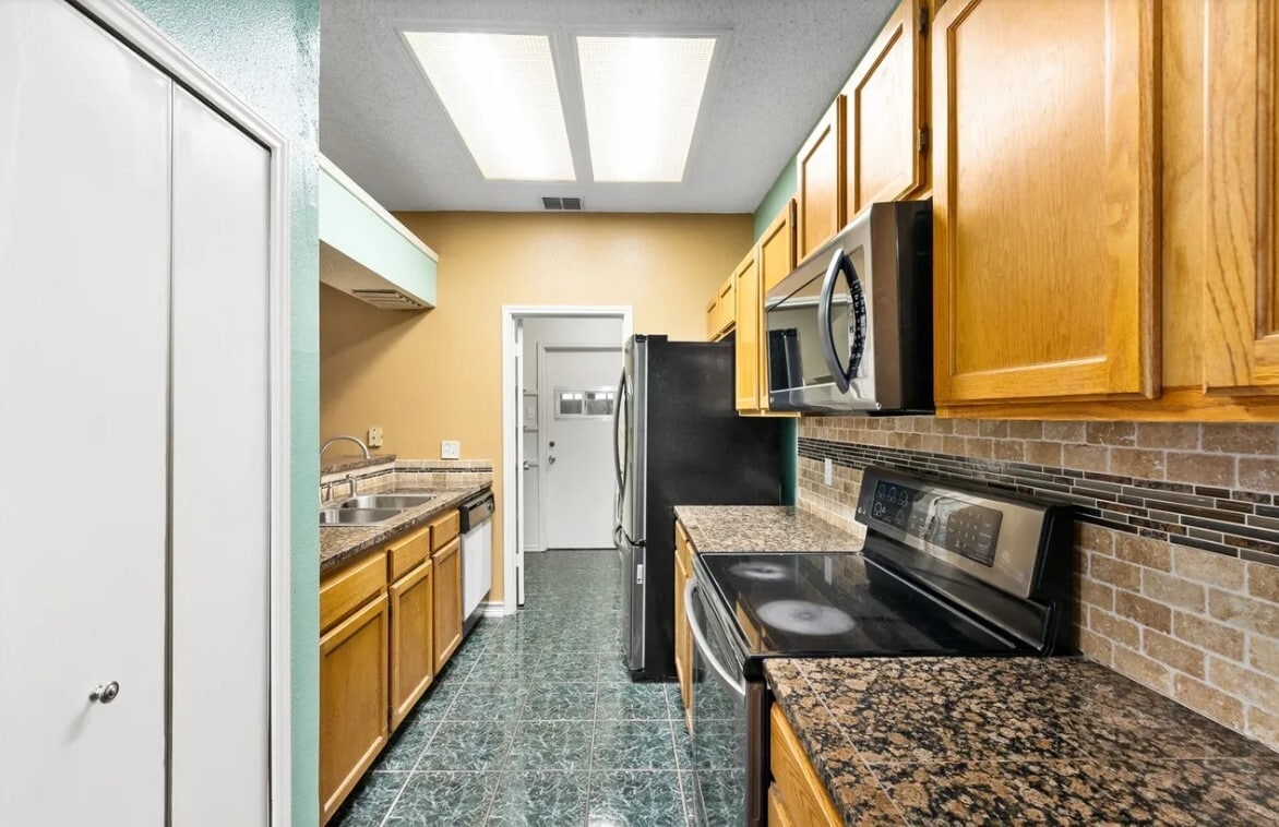 Building Photo - 9135 Deer Vlg