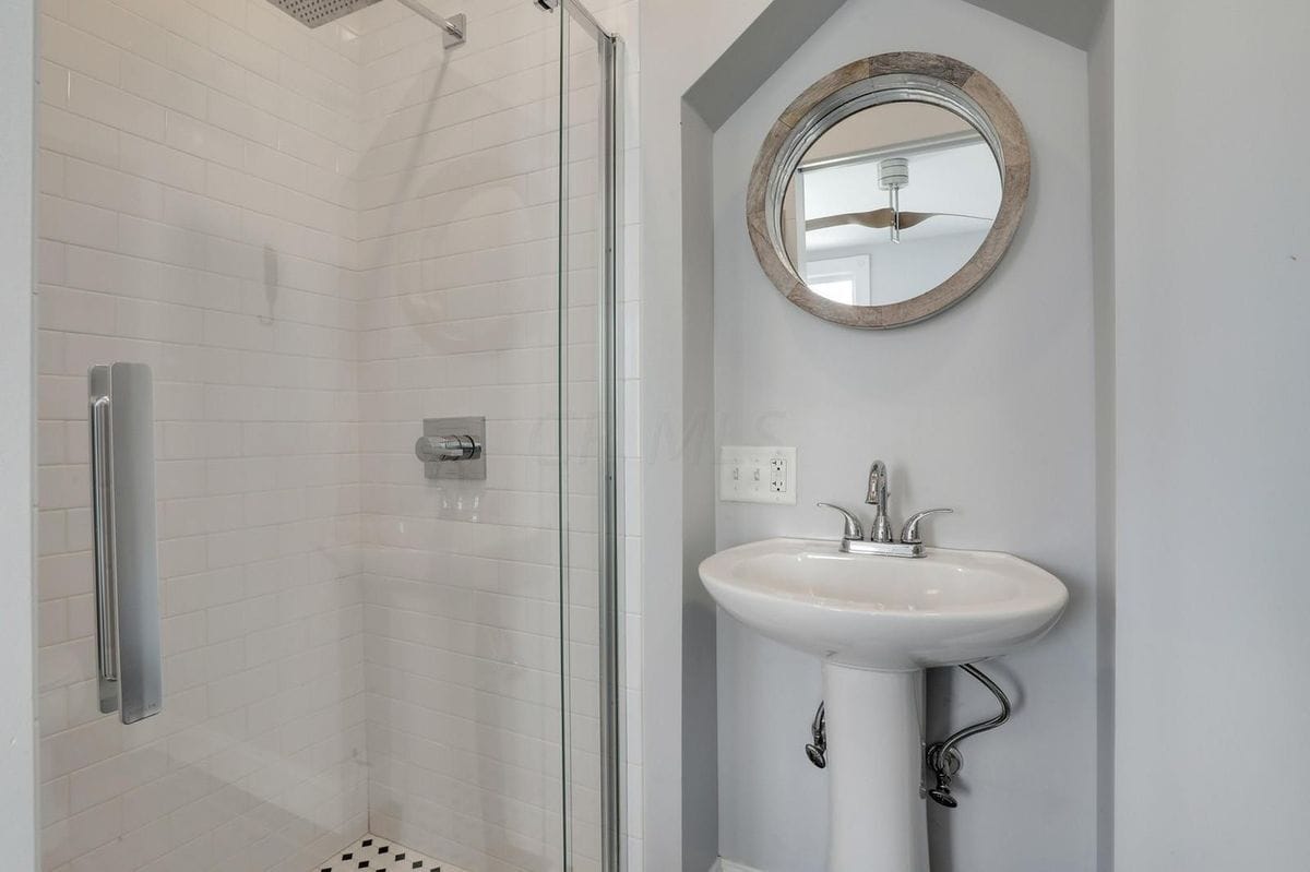 Building Photo - 799 S Lazelle St