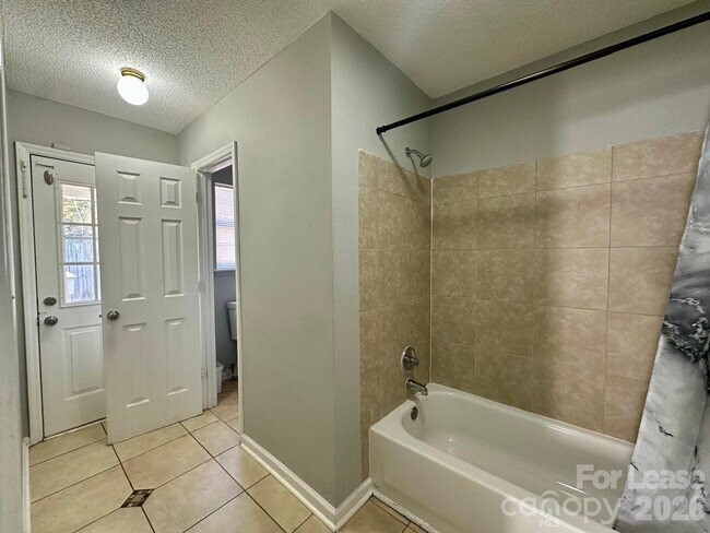 Building Photo - 9501 Pondside Ln