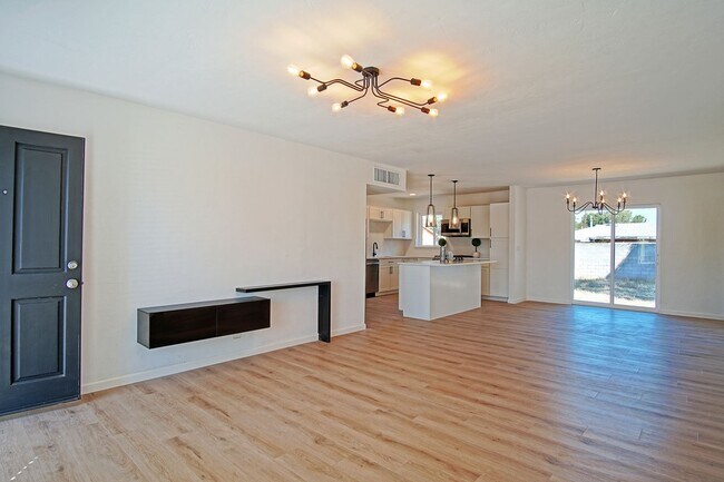 Building Photo - UPTOWN UPDATED 3/BD 2/BA 1/CG