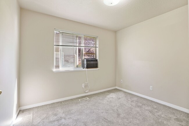 Building Photo - 2 Bed 1 Bath GROUND FLOOR Condo in Rexburg...