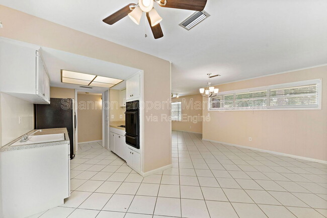 Building Photo - 5522 Ariel St