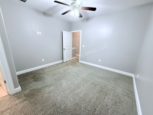 Building Photo - 4BR/4.5BA Stand Alone Unit For Rent