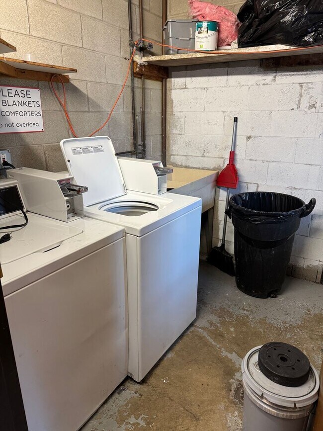 Building Photo - Spacious 2BR Townhome in West Ridge – 1,80...