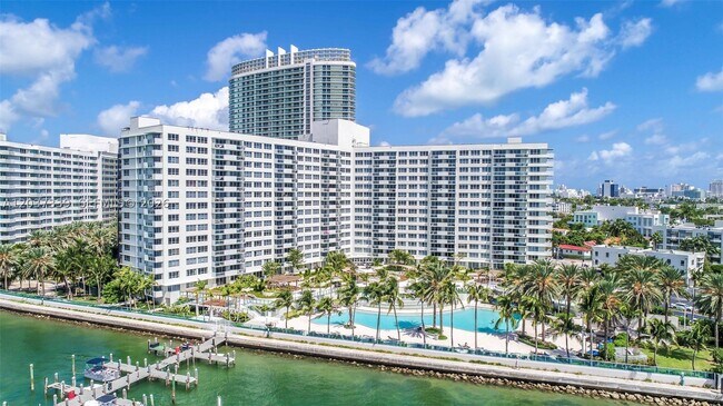 Building Photo - 1500 Bay Dr E