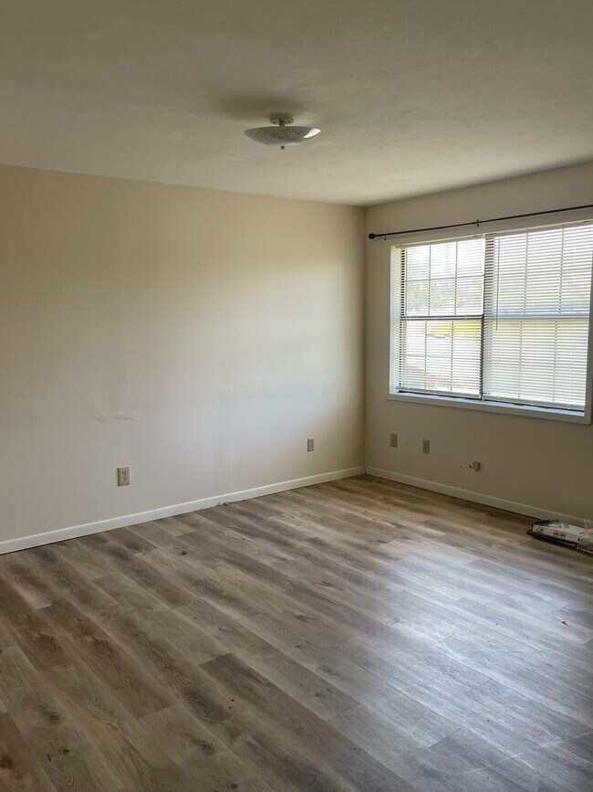 Building Photo - 150 W 7th St