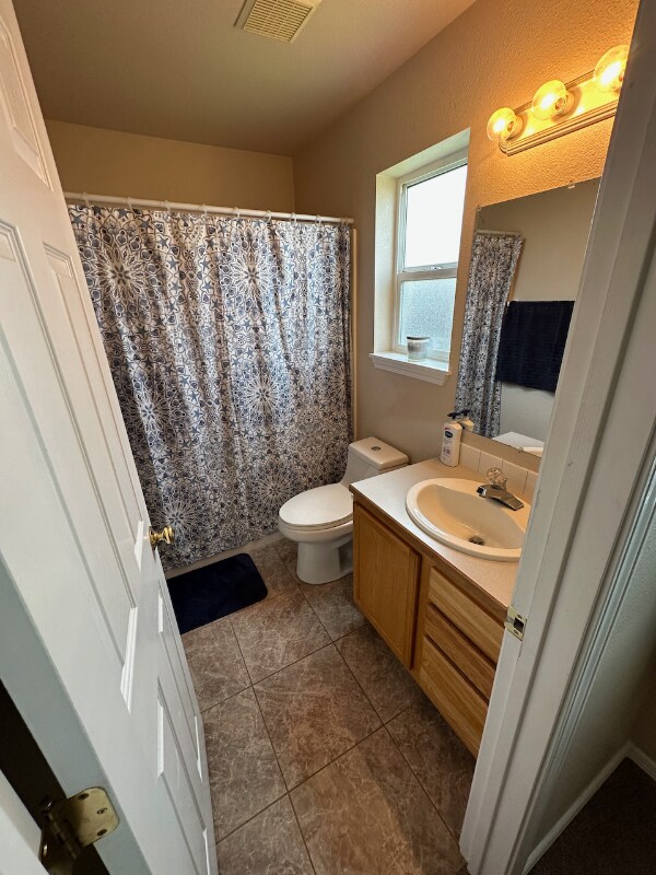 Building Photo - 270 E 15th N St