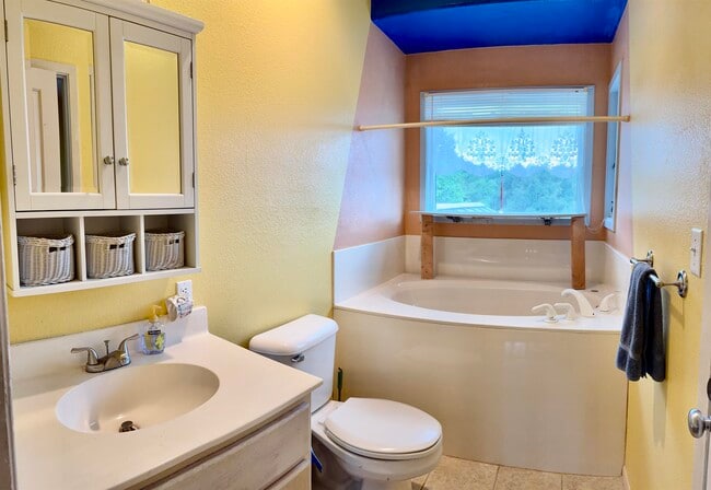 Building Photo - 512 Side Saddle