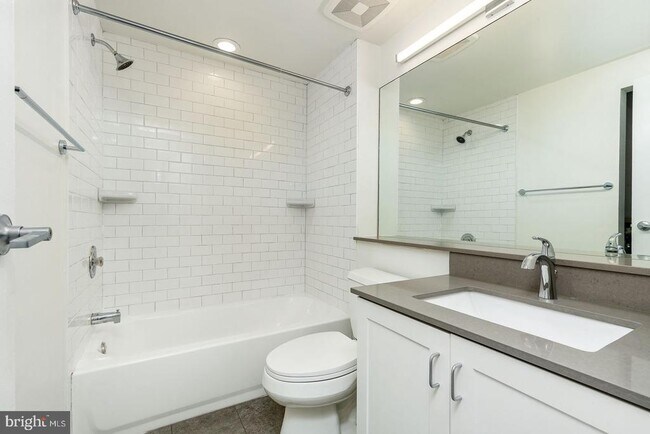 Building Photo - 303 Vine St