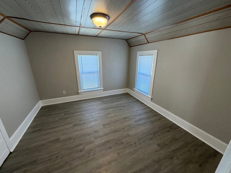 Building Photo - 405 Rock St