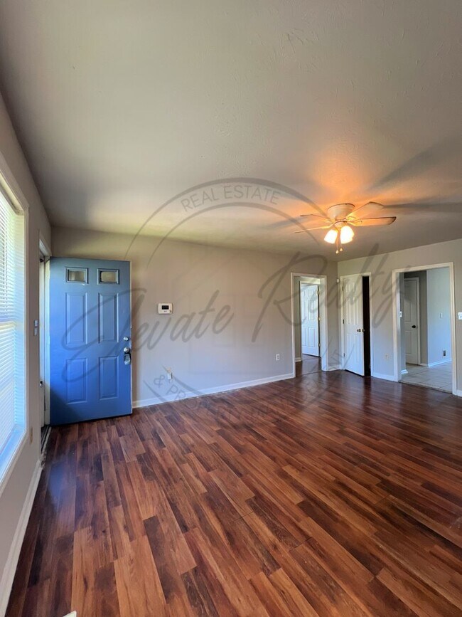 Building Photo - ON SPECIAL: Three Bedroom Ranch with Appli...