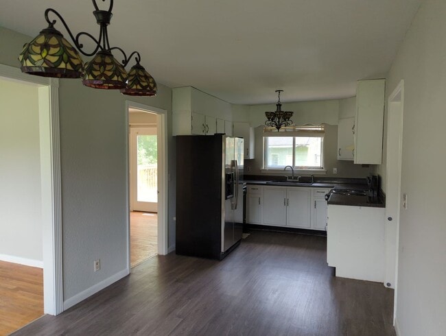Building Photo - Spacious Rossville House