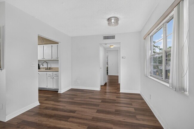 Building Photo - 104 Easthampton E