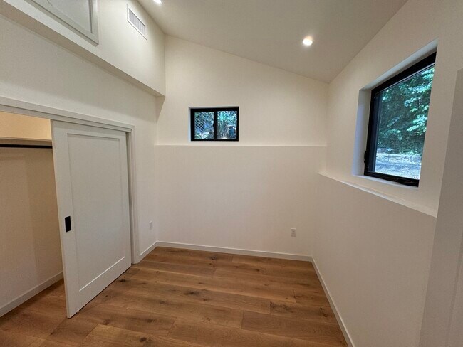 Building Photo - 2111 Hyperion Ave