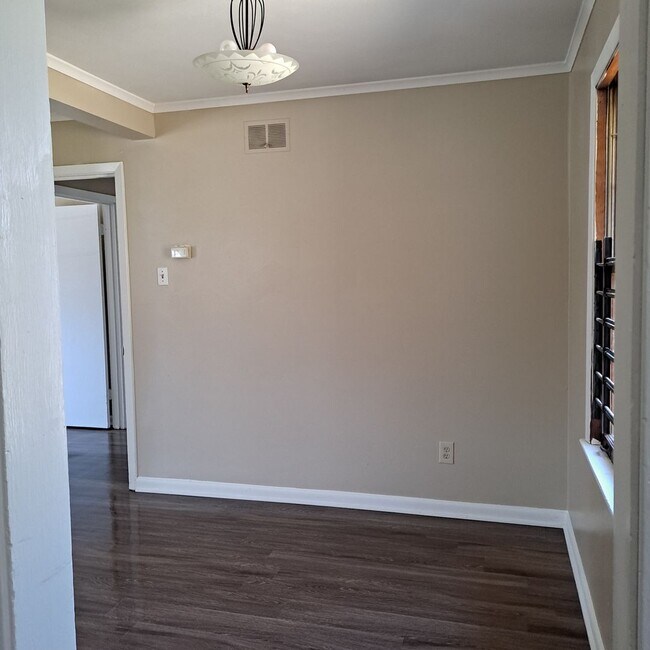 Building Photo - 2160 St Elmo Ave