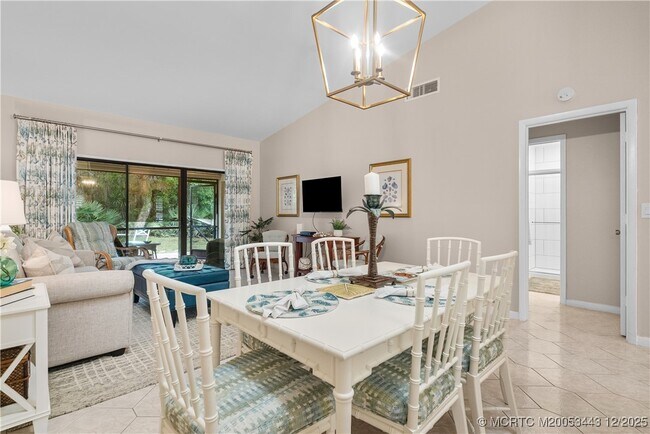 Building Photo - 1544 SW Silver Pine Way