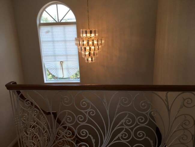 Building Photo - 923 Royal Oaks Dr