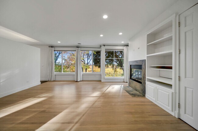 Building Photo - 1041 Las Amigas Rd