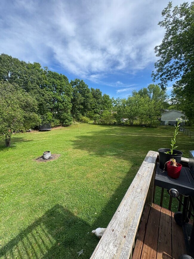 Building Photo - Country living on the outskirts of Nashville with 4 large beds, 2 baths, a bonus room and over an...