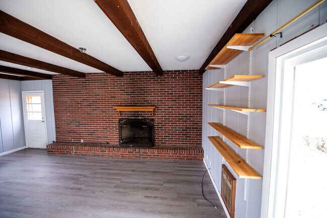 Building Photo - Lovely 3 Bed / 2 Bath in Private Setting--AVAILABLE NOW!!!