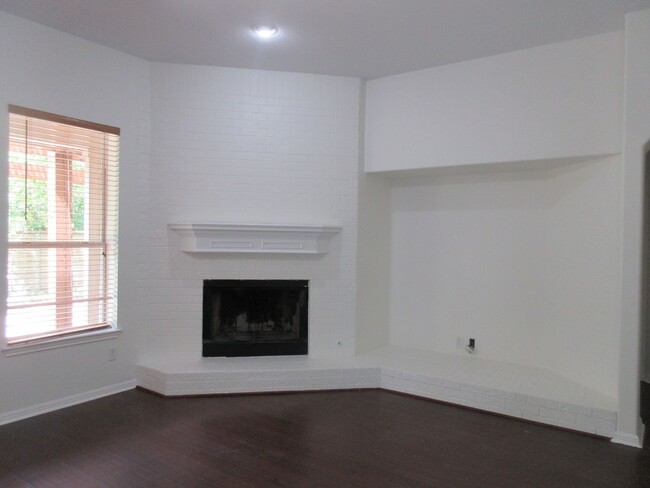 Building Photo - Large 4-bedroom with Office in the Estates...