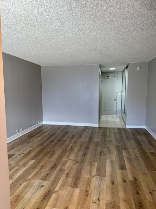 Building Photo - Remodeled large studio in desirable locati...