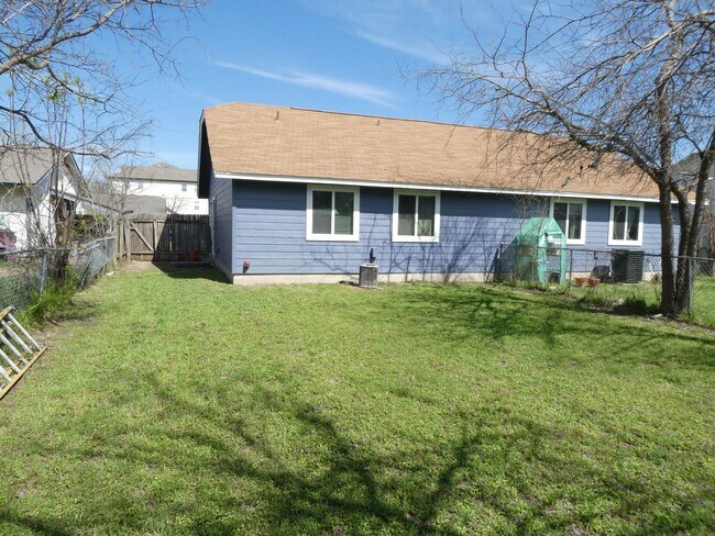 Building Photo - 8705 Pineridge Dr