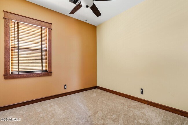 Building Photo - 3123 E Cat Balue Dr