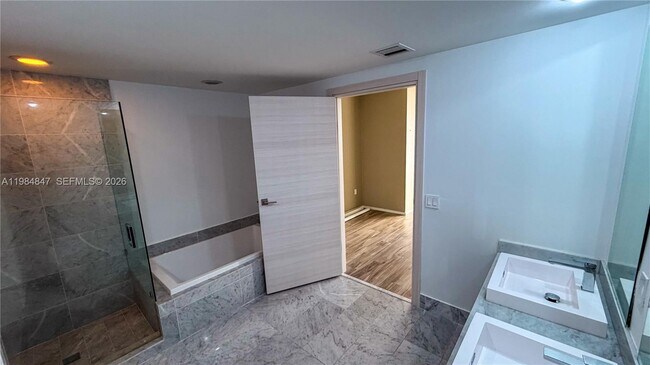 Building Photo - 801 S Miami Ave