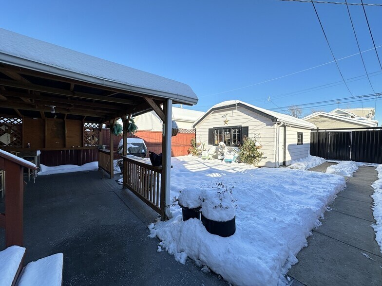 Building Photo - 3117 N Mango Ave