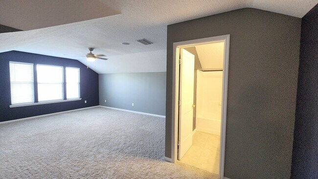 Building Photo - Luxurious 5-Bedroom Retreat with Private P...