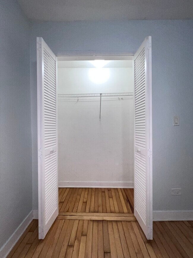 Building Photo - 1119 W 72nd St