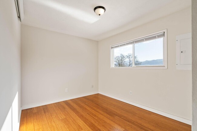 Building Photo - $300 off 1st month's rent! Comfortable 2-b...