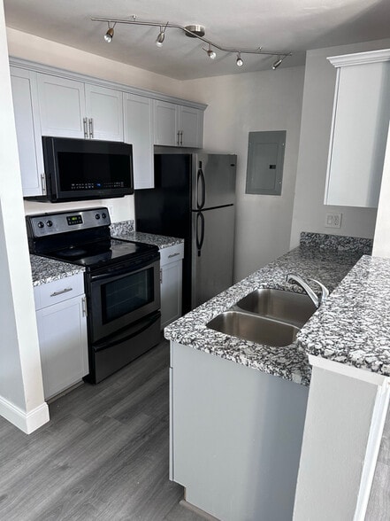 Building Photo - 5998 Westgate Dr