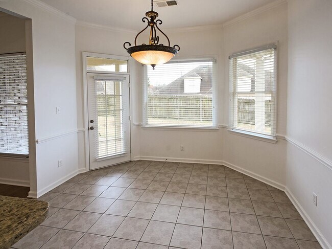 Building Photo - GORGEOUS 4 bed, 3.5 bath home near Macon a...