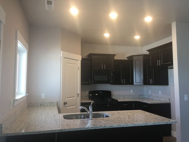 Building Photo - Beautiful Cedar Townhome