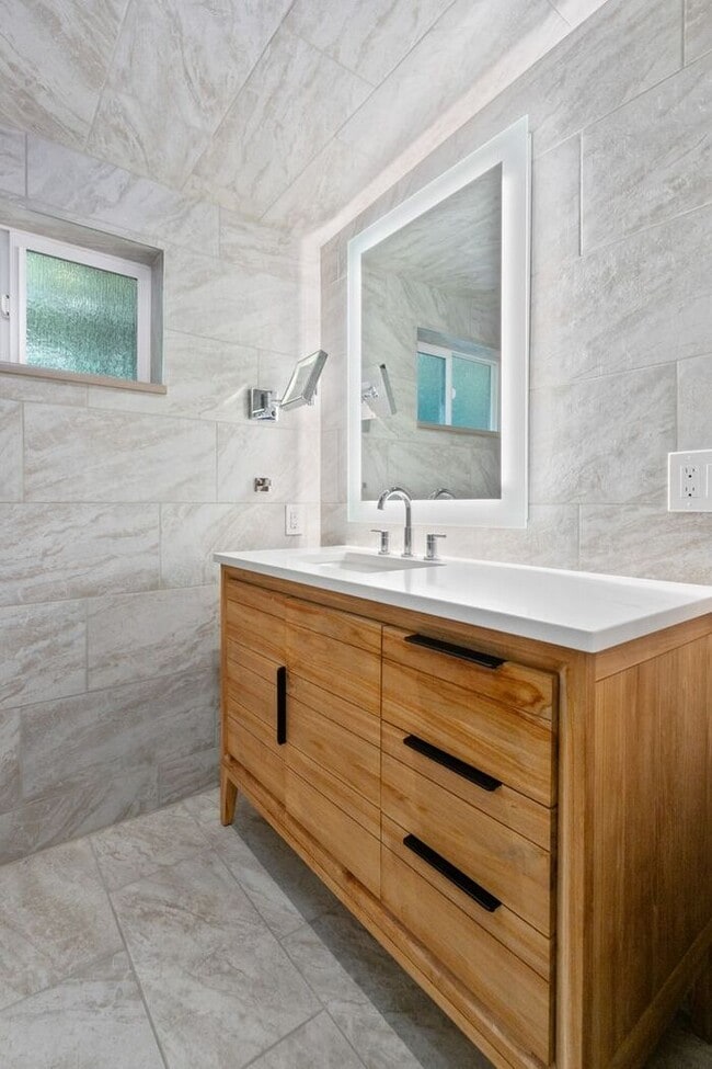 Building Photo - Elegant Air-Conditioned Newly Remodeled Matthews Beach Rambler